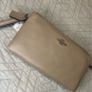 Coach NWT wristlet crème/ beige / nude/ taupe